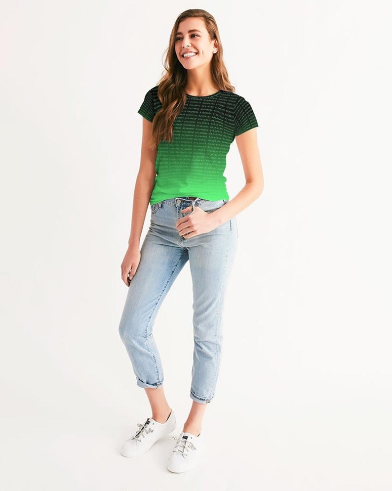 Op de afbeelding: Een zwart en groen T-shirt met een verloop. Het shirt heeft een ronde hals en korte mouwen.