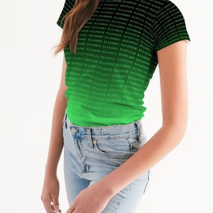 Op de afbeelding: Een zwart en groen T-shirt met een verloopontwerp met een herhalend patroon van binaire code. De code vervaagt van zwart naar groen.
