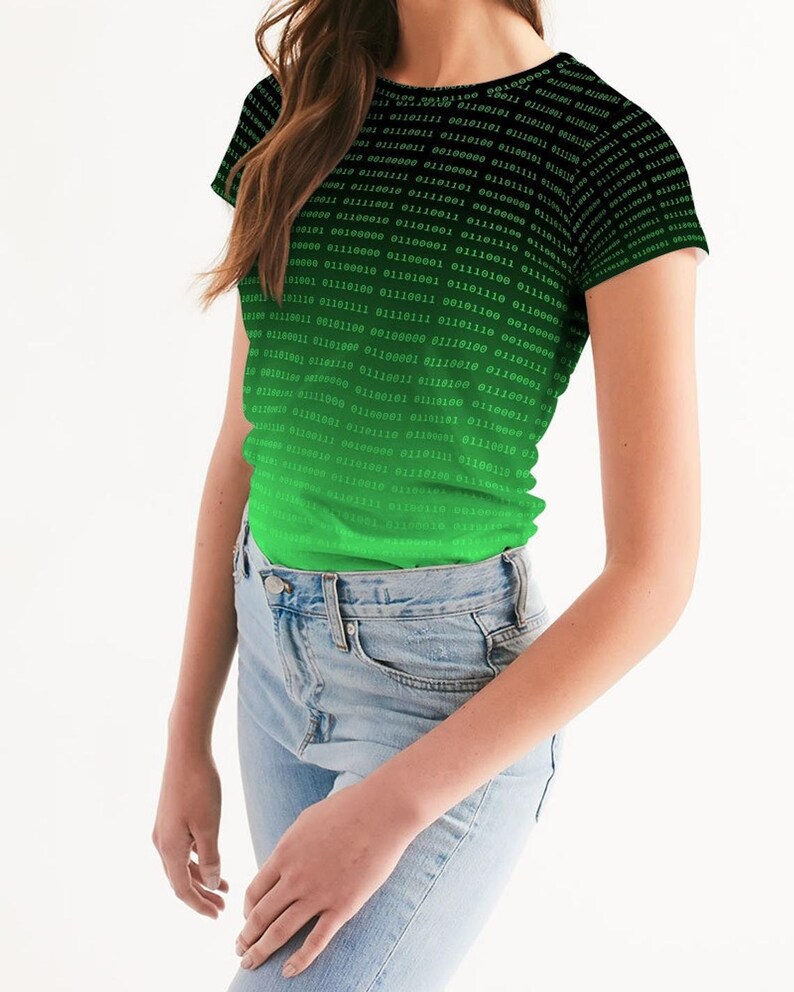 Op de afbeelding: Een zwart en groen T-shirt met een verloopontwerp met een herhalend patroon van binaire code. De code vervaagt van zwart naar groen.