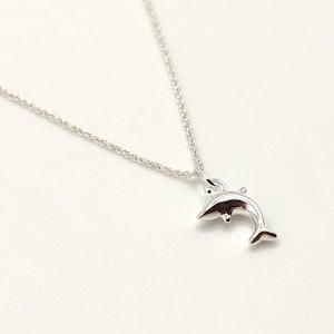 Petit pendentif dauphin en argent massif 925/1000 - Avec écrin et sachet cadeau