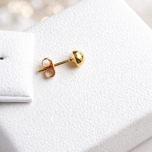 Orecchini a bottone a mezza sfera in oro giallo massiccio 18k (750/1000) – diametri da 3 a 8 mm – Confezione regalo e sacchetto immagine 4