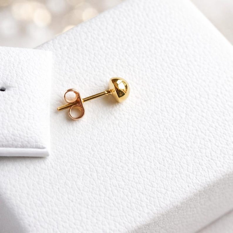 Orecchini a bottone a mezza sfera in oro giallo massiccio 18k (750/1000) – diametri da 3 a 8 mm – Confezione regalo e sacchetto immagine 4