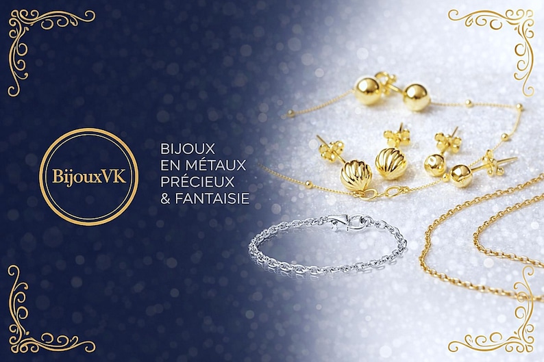Puede incluir: Joyer&iacute;a dorada y plateada, incluyendo pendientes, collares y una pulsera, se exhibe sobre un fondo degradado azul y blanco. La imagen tambi&eacute;n presenta el texto "Bijoux VK" y "Bijoux en m&eacute;taux pr&eacute;cieux & fantaisie."