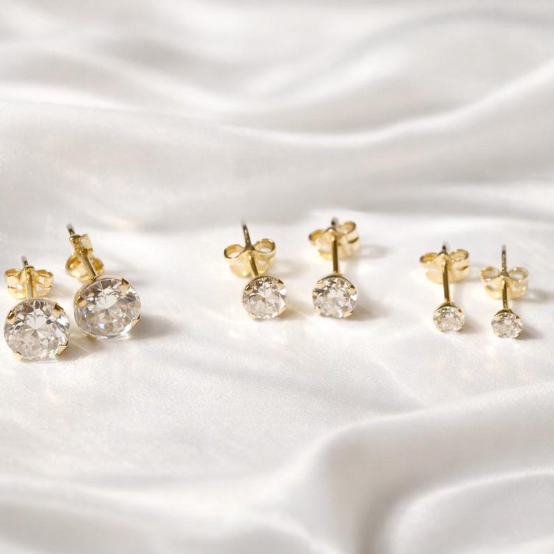 Orecchini a bottone in oro giallo massiccio 18k (750/1000) – Zirconi cubici incastonati – Diametri da 3 a 8 mm – Confezione regalo e sacchetto immagine 2