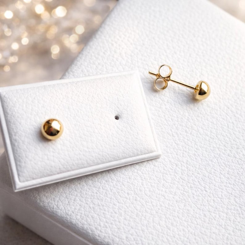 Orecchini a bottone a mezza sfera in oro giallo massiccio 18k (750/1000) – diametri da 3 a 8 mm – Confezione regalo e sacchetto immagine 3