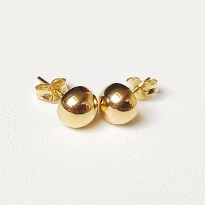 Pu&ograve; includere: Un paio di orecchini a lobo in oro con sfere. Gli orecchini sono semplici ed eleganti e sarebbero un ottimo regalo per ogni occasione.