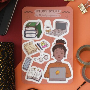 Op de afbeelding: Een set kleurrijke stickers met illustraties van schoolspullen, waaronder boeken, een laptop, een koffiebeker, een to-dolijst, een bril, potloden, markeerstiften en een persoon die aan een laptop werkt. De stickers zijn op een roze achtergrond met de tekst "STUDY STUFF By Myfeelgoodpapershop".