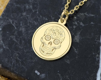 Collar de calavera de azúcar de oro macizo de 14 quilates de Demir Uluer. Dije de calavera de azúcar diminuto. Joyería delicada con calavera de azúcar. Collar de Halloween.