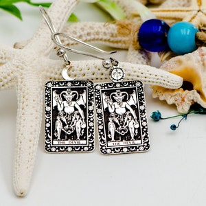 Boucles d'oreilles carte de tarot Le diable or ou argent - Bijoux de tarot délicats - Boucles d'oreilles magiques délicates Cadeau de Noël - Cadeaux pour elle Cadeau pour maman
