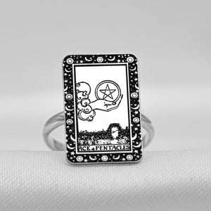 Könnte beinhalten: Silberring mit einem schwarz-weißen Bild der Karte As der Pentakel aus dem Tarot. Die Karte zeigt eine Hand, die ein Pentagramm in einem Kreis hält.