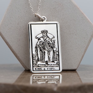 Pendentif de tarot en argent, or ou or rose, roi des tasses, collier de cartes de tarot personnalisé, bijoux, cadeau pour elle, lui, bijoux Uluer