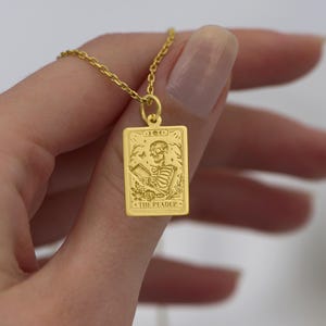 14K Solid Gold The Reader Pendant - Book Lover Necklace | Literary Jewelry | Gold Book Charm for Readers | Gift for Bookworms Bibliophiles afbeelding 3