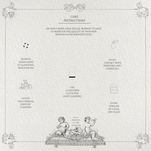 Puede incluir: Una ilustraci&oacute;n en blanco y negro de instrucciones de cuidado para joyas. Las instrucciones incluyen quitar las joyas al ir a la piscina o al spa, evitar el contacto con perfumes y productos qu&iacute;micos, usar un pa&ntilde;o sin pelusa para la limpieza ligera y guardar las joyas en un lugar fresco y seco. La ilustraci&oacute;n tambi&eacute;n incluye un logotipo para Korhan Uluer Jewelry.