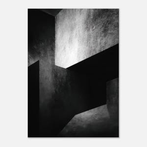 Puede incluir: Una fotografía en blanco y negro de un diseño abstracto geométrico. La imagen presenta una serie de formas rectangulares que se cruzan, creando una sensación de profundidad y perspectiva. La superficie texturizada de las formas agrega un elemento táctil a la composición.
