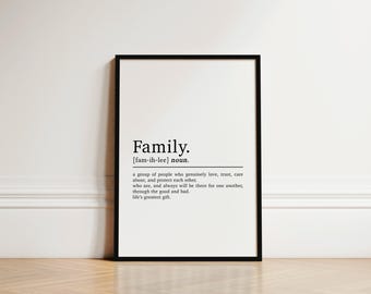 Könnte beinhalten: Schwarz-weißes druckbares Wandbild mit einer Definition des Wortes "Familie". Die Definition lautet: "Eine Gruppe von Menschen, die sich aufrichtig lieben, vertrauen, umeinander kümmern und einander beschützen. Die füreinander da sind und es immer sein werden, durch dick und dünn. Das größte Geschenk des Lebens."
