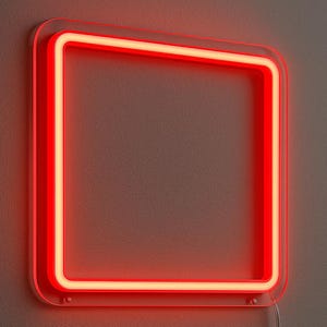 Può includere: Un'insegna al neon quadrata con un bordo rosso e un bagliore interno bianco caldo. L'insegna è montata su un muro grigio e un cavo di alimentazione si estende dall'angolo in basso a destra. Il design è moderno e minimalista.