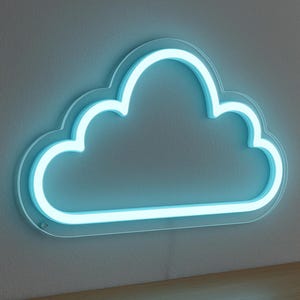 Pode incluir: Luminária de néon em forma de nuvem, emitindo uma luz azul clara e brilhante. A borda é feita de acrílico transparente. Montada em uma parede cinza claro, cria uma estética moderna e lúdica, ideal para um quarto.