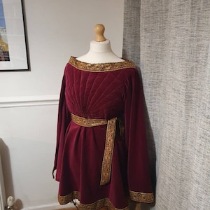Custom made to order - Medieval houpelande tunic with split sleeves