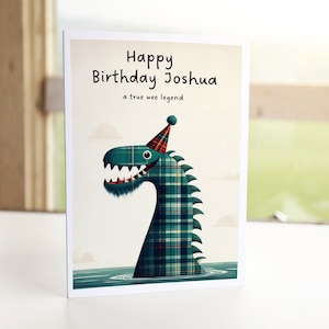 Carte d'anniversaire d'enfant personnalisée sur le thème écossais petite légende de joyeux anniversaire, carte personnalisée tartan Nessie, petit monstre du Loch Ness en Écosse