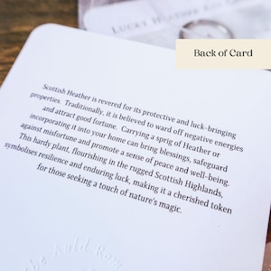 Pode incluir: Um cart&atilde;o branco com texto sobre as propriedades protetoras e de boa sorte da urze escocesa. O texto descreve a capacidade da planta de afastar energias negativas. As palavras "Back of Card" s&atilde;o vis&iacute;veis.