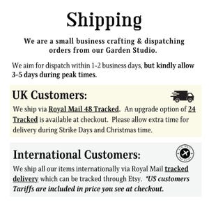Pu&ograve; includere: Un grafico informativo bianco con testo nero intitolato Shipping. Dettaglia le operazioni commerciali da un Garden Studio, i tempi di spedizione e le informazioni di consegna specifiche per i clienti nel Regno Unito e a livello internazionale.