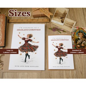 Pu&ograve; includere: Due biglietti d'auguri bianchi con una persona in abito scozzese rosso che danza con stelle dorate. Il testo recita I'M DREAMING OF A HIGHLAND CHRISTMAS e WITH LOVE FROM SCOTLAND. Dimensioni: Large A5 (148mm x 210mm) e Standard A6 (105mm x 148mm).