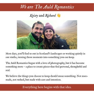 Pu&ograve; includere: Una fotografia di una coppia sorridente in un paesaggio montano, con il testo We are The Auld Romantics, Kristy and Richard, e una descrizione del loro processo creativo in Scozia, che sottolinea un lavoro intenzionale e non prodotto in serie.