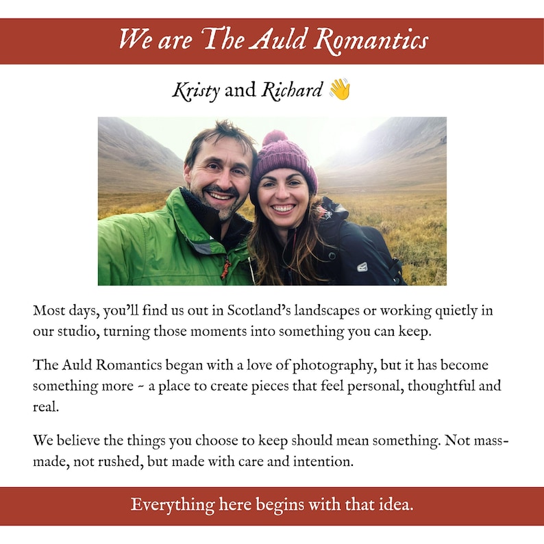 Pu&ograve; includere: Una fotografia di una coppia sorridente in un paesaggio montano, con il testo We are The Auld Romantics, Kristy and Richard, e una descrizione del loro processo creativo in Scozia, che sottolinea un lavoro intenzionale e non prodotto in serie.