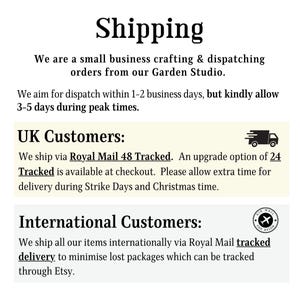Puede incluir: Informaci&oacute;n de env&iacute;o para una peque&ntilde;a empresa que elabora y env&iacute;a pedidos desde su estudio de jard&iacute;n. Ofrecen env&iacute;o Royal Mail 48 Tracked para clientes del Reino Unido y entrega Royal Mail con seguimiento para clientes internacionales.