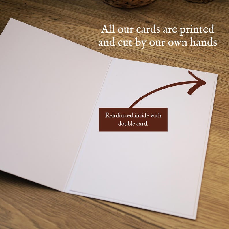 Pu&ograve; includere: Un biglietto d'auguri bianco aperto con il testo All our cards are printed and cut by our own hands. Una freccia marrone scuro punta verso un riquadro rettangolare marrone scuro con il testo Reinforced inside with double card.