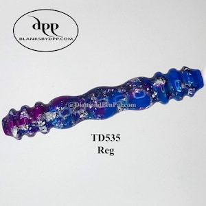 Puede incluir: Un cuerpo de bolígrafo artesanal con un diseño arremolinado de purpurina azul, morada y plateada. El cuerpo del bolígrafo tiene el texto "TD535 Reg" y el sitio web "BLANKSBYDPP.COM".
