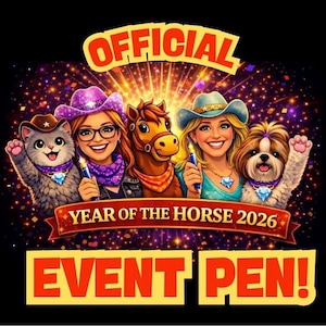 Op de afbeelding: Een grafische illustratie met de tekst OFFICIAL YEAR OF THE HORSE 2026 EVENT PEN! met twee glimlachende mensen in cowboyhoeden, een bruin paard, een grijze kat en een harige hond tegen een sprankelende achtergrond.