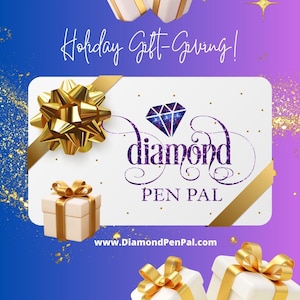 Puede incluir: Imagen promocional con un fondo degradado azul y morado. El texto "Holiday Gift-Giving!" está en la parte superior. Una tarjeta de regalo con las palabras "diamond PEN PAL" y un gráfico de diamante está en el centro. También hay varios regalos envueltos con lazos dorados.