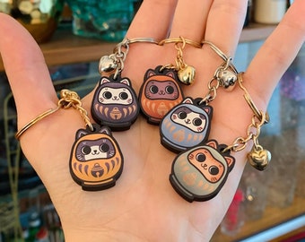 Daruma Cat Wooden Keychain Lucky Cats Charm Maneki Neko Kawaii Cute Japan Nihon Anime Manga Cartoon Accessoire Jewelry Art Gift Handmade