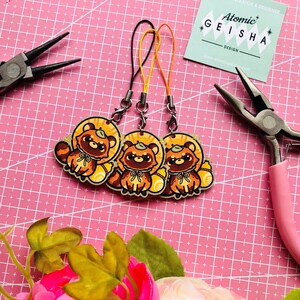 Tanuki Glitter Acrylic Phone Charm Japanese Racoon Dog Inu Kawaii Art Japan Nihon Anime Manga Cartoon Accessoire Carino Gioiello Regalo Fatto a Mano