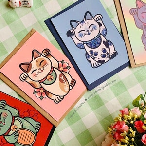 Paquete de 4 postales premium Maneki Neko, amuleto de buena suerte con gatos de la suerte, flores japonesas Nihon Sakura, Luna, Sailor Moon, juego de regalo con tatuajes azules de Delft