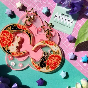 Llavero acrílico con diseño de conejito, luna y peonías, amuleto de la suerte, conejo, arte kawaii, flor japonesa, anime, manga, accesorio de dibujos animados, regalo bonito, bollo hecho a mano.