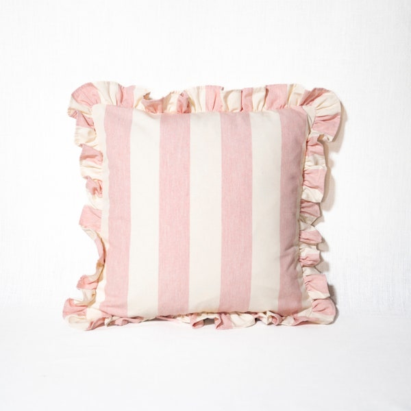 Housse de coussin du créateur Ian Mankin à rayures Devon rose pâle, faite main, volantée et soutenue dans un textile neutre gratuit.