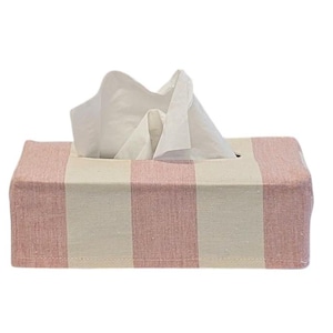 Puede incluir: Una funda rectangular para caja de pañuelos con un diseño de rayas rosas y blancas. Los pañuelos blancos son visibles, saliendo de la abertura superior. La caja está hecha de tela texturizada.