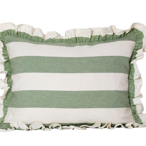 Kleiner lumbaler Rüschenkissenbezug aus Ian Mankin Devon Wide Stripe Stoff - Salbei