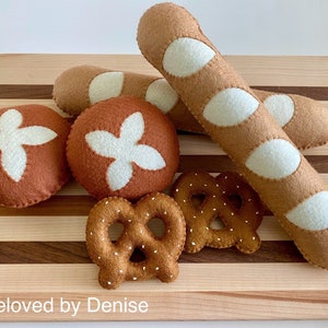 Felt French Bread, Felt Baguette, Felt Pretzel, Felt Bread, Felt Food, Play Food, Pretend Food, Pretend Play, Play Kitchen, Pretend Play Toy