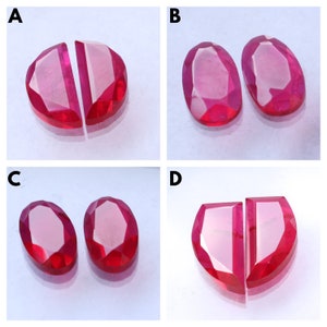 Könnte beinhalten: Vier Bilder, die verschiedene Möglichkeiten zeigen, einen roten Edelstein zu schneiden. Das erste Bild zeigt zwei Hälften eines Edelsteins, das zweite Bild zeigt zwei ganze Edelsteine, das dritte Bild zeigt zwei ganze Edelsteine und das vierte Bild zeigt zwei Hälften eines Edelsteins.