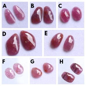 Peut inclure: Huit paires de cabochons de pierres précieuses facettées roses, étiquetés de A à H. Les pierres précieuses sont de formes et de tailles variées.