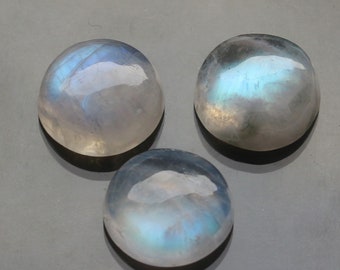 Natuurlijke regenboog edelsteen glad gepolijste cabochon regenboog maansteen ronde vorm blauw flitsend vuur platte achterkant losse maansteen edelsteen 13 mm