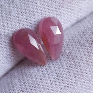 Coppia di rubini naturali taglio rosa sfaccettato su un lato, taglio rosa a forma di pera, pietre preziose sciolte per la creazione di gioielli, 11 x 6 mm.