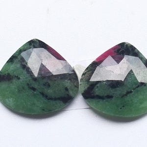 Rubin w szlifie różanym, naturalny rubin, zoisyt, dwukolorowy, szlif różany, fasetowany, kształt gruszki, para luźnych kamieni szlachetnych, rubin w szlifie różanym, materiały jubilerskie 18 x 20 mm
