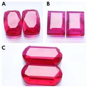 Puede incluir: Tres conjuntos de gemas rojas facetadas. Las gemas tienen forma rectangular u ovalada con bordes angulados. Las gemas son de un color rojo vibrante y transparente, y se muestran sobre un fondo blanco.