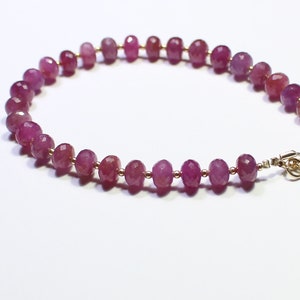 AAA+++ RUBIS NATUREL Bracelet de perles rondes de 9,5 pouces de longueur Bracelet de perles rondes de 9,5 cm de long, bijoux en pierre, pierre lisse extensible, bracelet de guérison