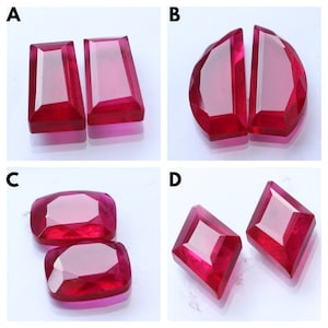 Op de afbeelding: Vier sets met robijn edelstenen in verschillende slijpvormen en vormen. De eerste set bestaat uit twee rechthoekige stenen, de tweede set uit twee halve cirkelstenen, de derde set uit twee rechthoekige stenen en de vierde set uit twee diamantvormige stenen.