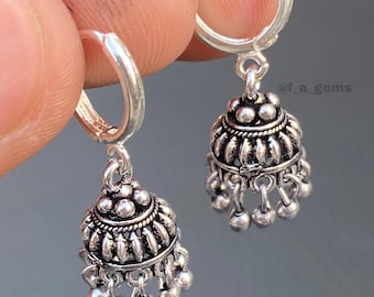 Zilveren kleine jhumka op hoepels, mini-jhumki-oorbellen, oorbellen in Indiase stijl, jhumka-oorbellen, oorbellen voor meisjes, oorbel